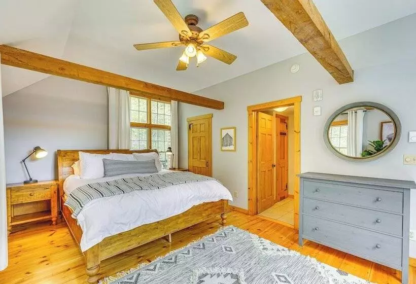 Picture Perfect Vermont Mtn Cabin W/ Hot Tub!