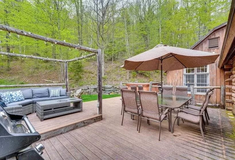 Picture Perfect Vermont Mtn Cabin W/ Hot Tub!