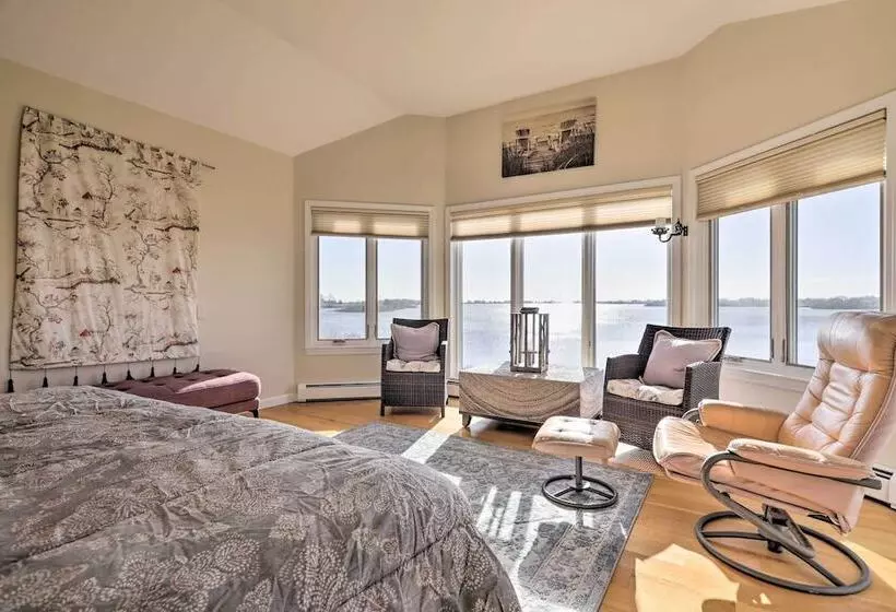 Kayaks, Deck & Pond Access: Rhode Island Retreat!