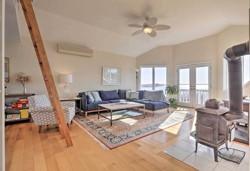 Kayaks, Deck & Pond Access: Rhode Island Retreat!