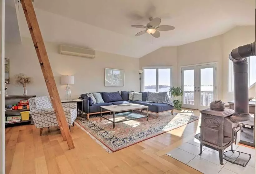 Kayaks, Deck & Pond Access: Rhode Island Retreat!