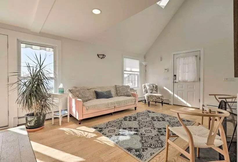 Kayaks, Deck & Pond Access: Rhode Island Retreat!