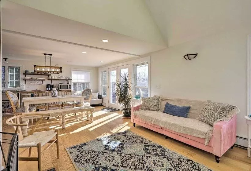 Kayaks, Deck & Pond Access: Rhode Island Retreat!