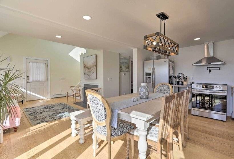 Kayaks, Deck & Pond Access: Rhode Island Retreat!