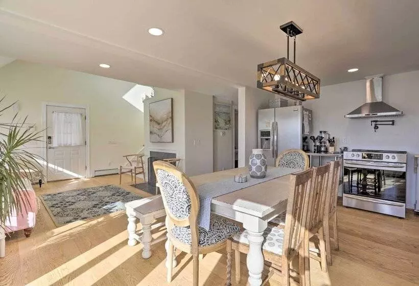 Kayaks, Deck & Pond Access: Rhode Island Retreat!