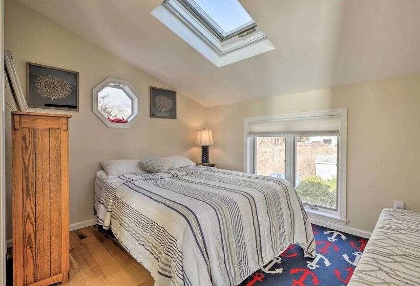 Kayaks, Deck & Pond Access: Rhode Island Retreat!