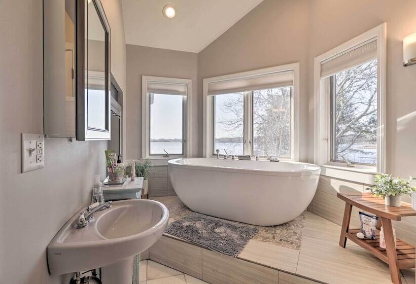 Kayaks, Deck & Pond Access: Rhode Island Retreat!