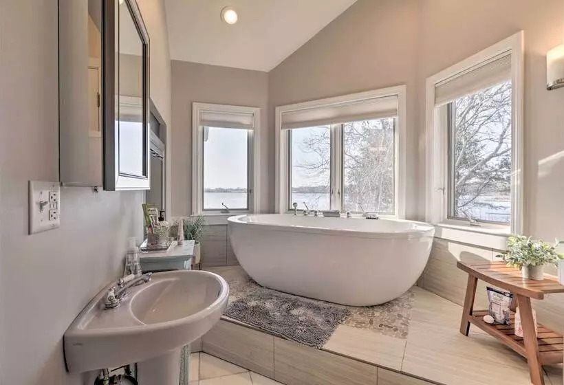 Kayaks, Deck & Pond Access: Rhode Island Retreat!