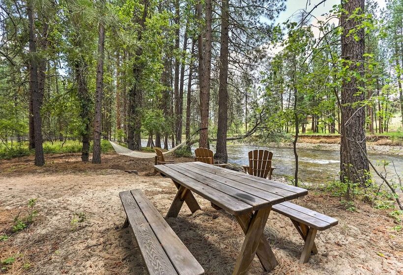 Riverside Winthrop Chalet W/ Hot Tub & 2 Decks!