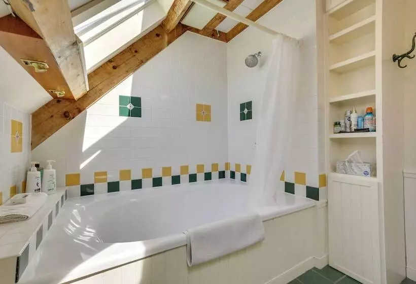 Spacious Kennebunkport Home W/ View, 2 Mi To Beach