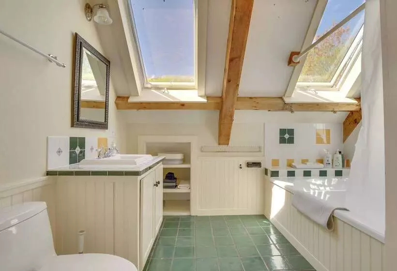 Spacious Kennebunkport Home W/ View, 2 Mi To Beach