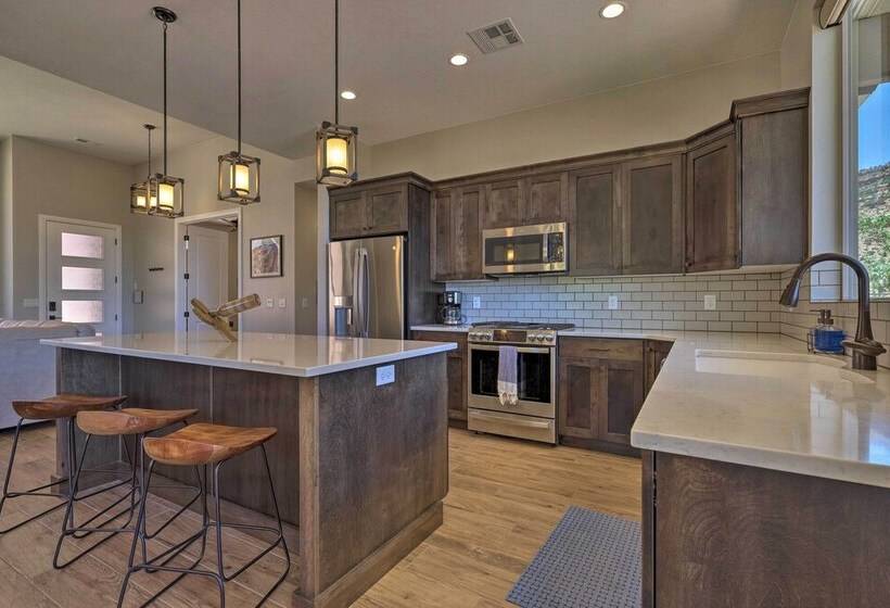 Stunning Kanab Home   Amazing Red Rock Views!