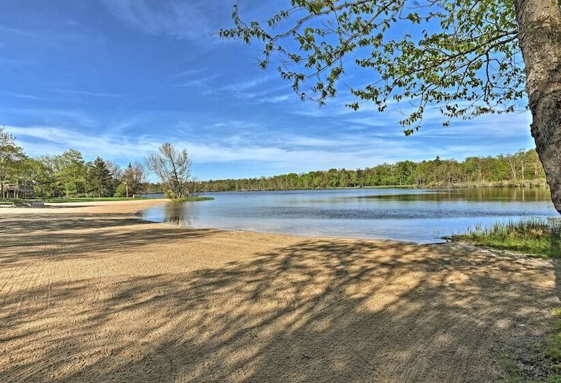Tobyhanna Home W/ Hot Tub, Fire Pit, Deck + Grill!