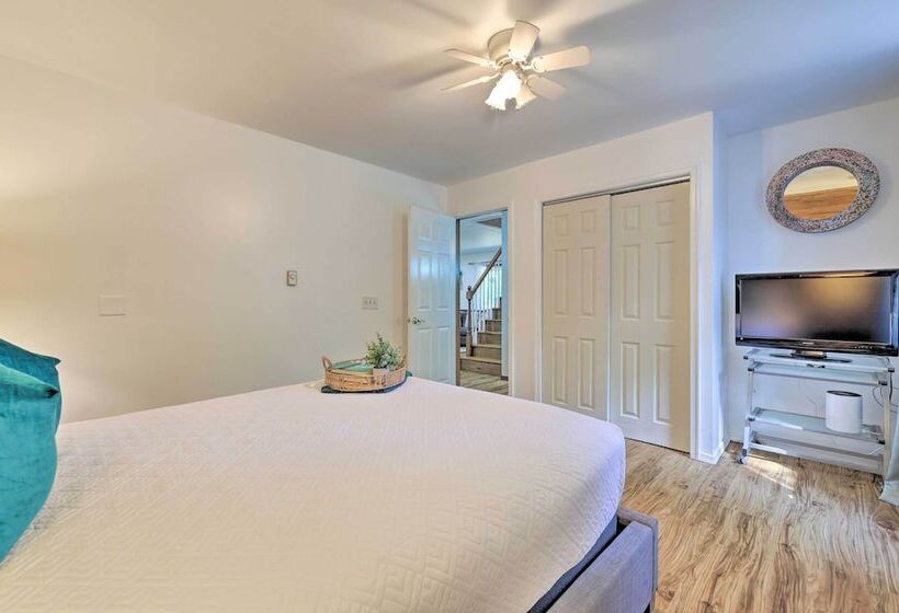 Tobyhanna Home W/ Hot Tub, Fire Pit, Deck + Grill!