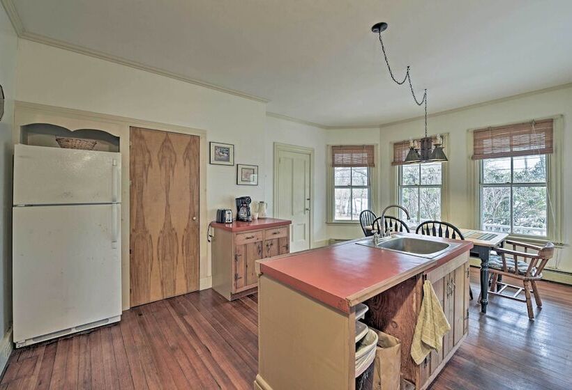 Vineyard Haven House   Easy Access To Beaches