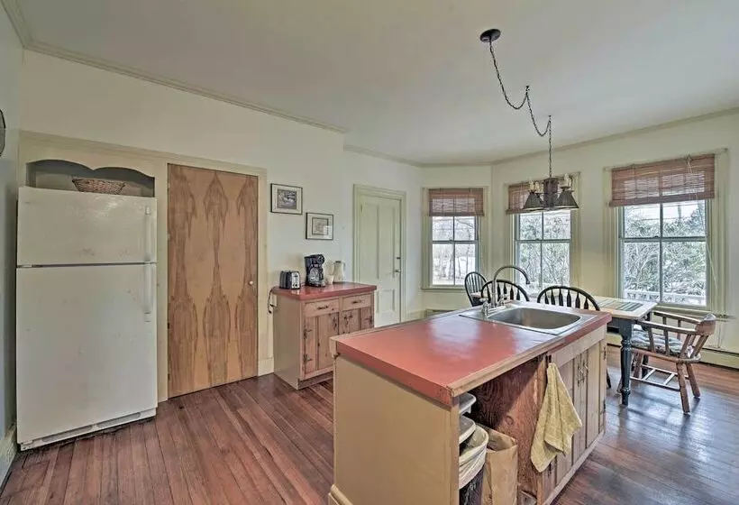 Vineyard Haven House   Easy Access To Beaches