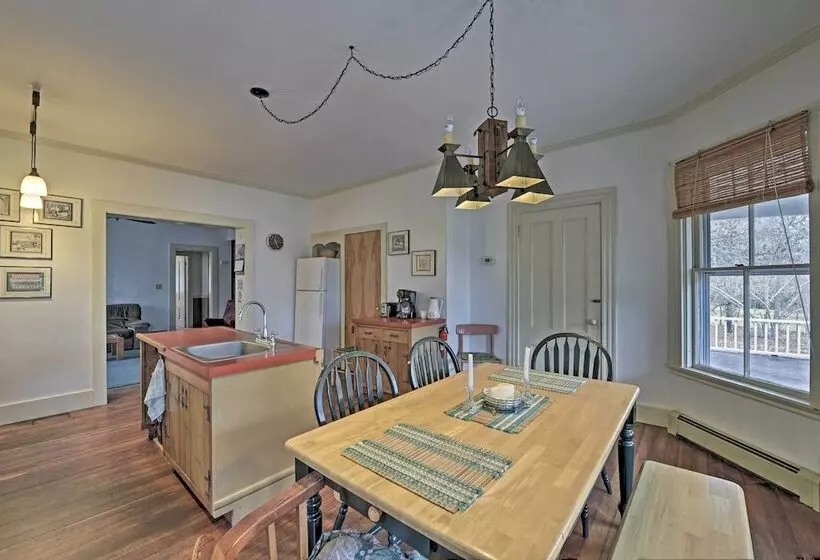 Vineyard Haven House   Easy Access To Beaches