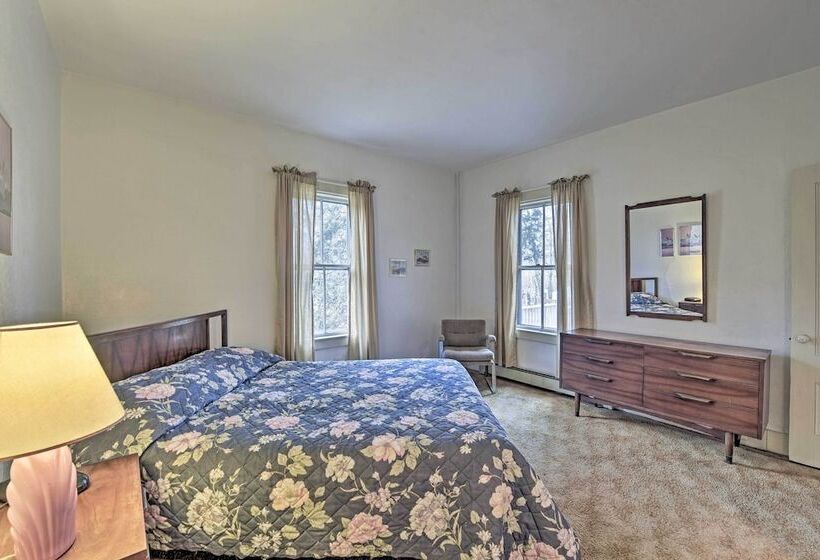 Vineyard Haven House   Easy Access To Beaches