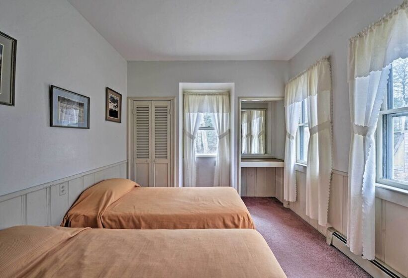 Vineyard Haven House   Easy Access To Beaches