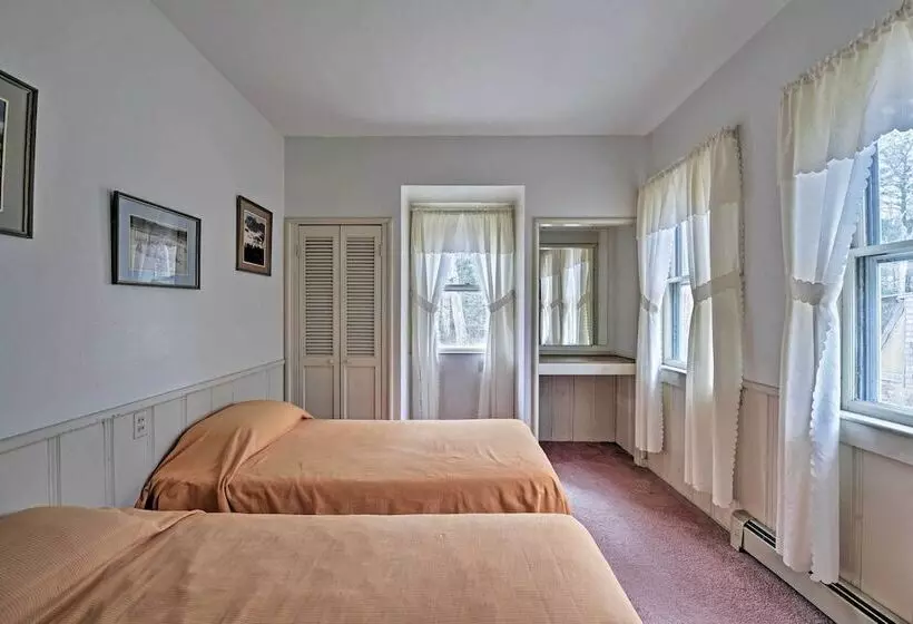 Vineyard Haven House   Easy Access To Beaches