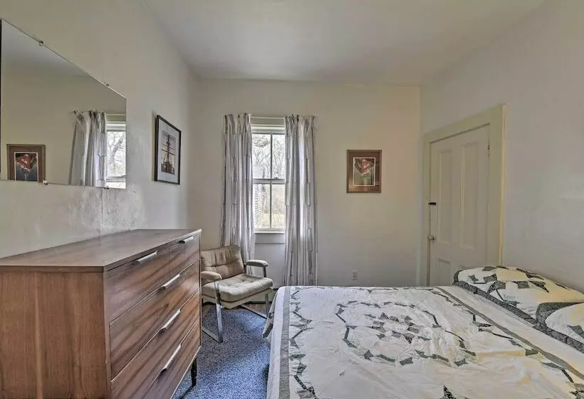 Vineyard Haven House   Easy Access To Beaches