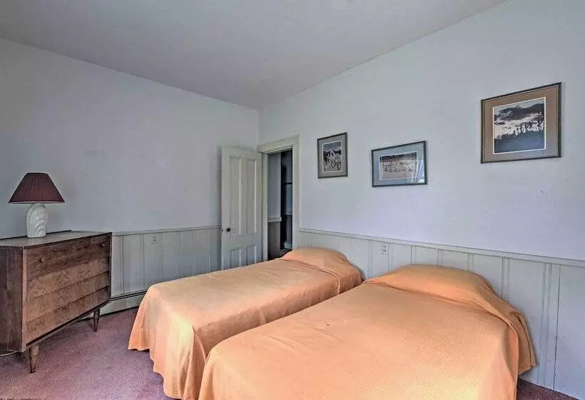 Vineyard Haven House   Easy Access To Beaches