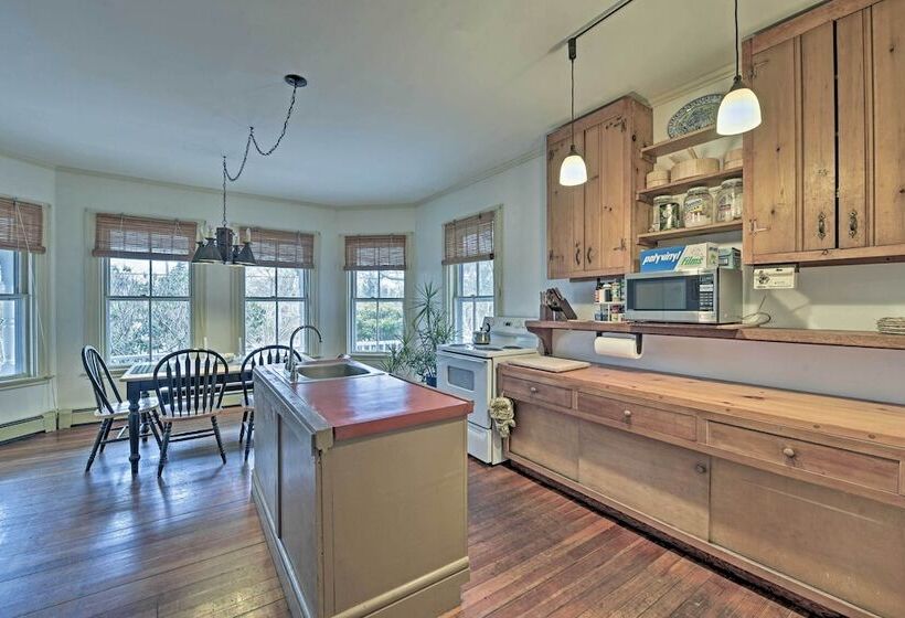 Vineyard Haven House   Easy Access To Beaches