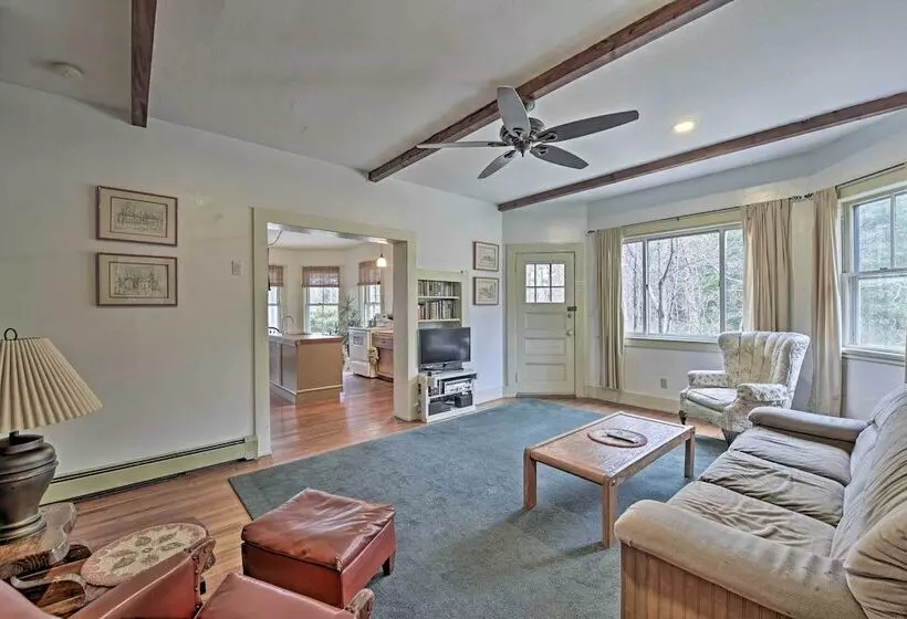 Vineyard Haven House   Easy Access To Beaches