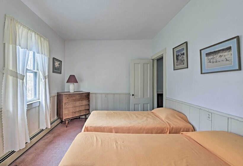 Vineyard Haven House   Easy Access To Beaches