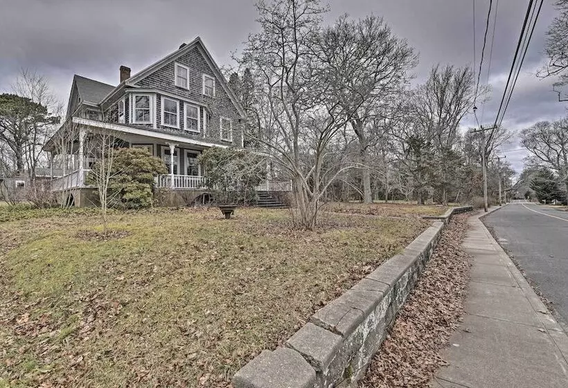 Vineyard Haven House   Easy Access To Beaches