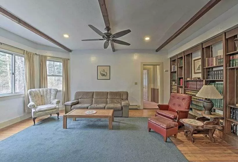 Vineyard Haven House   Easy Access To Beaches