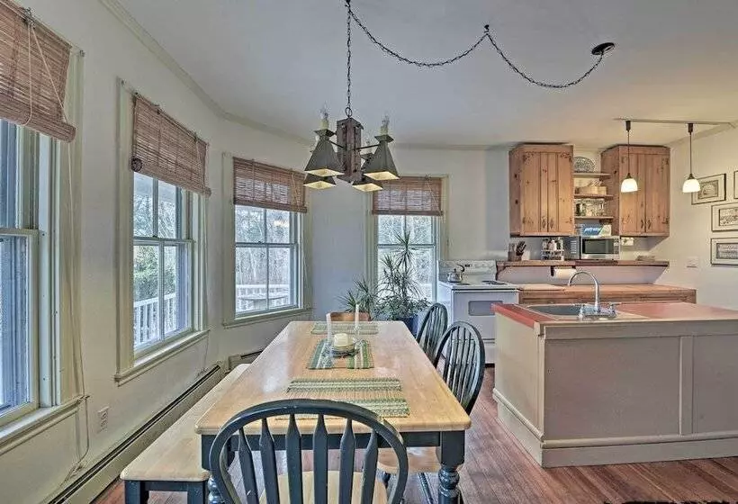 Vineyard Haven House   Easy Access To Beaches