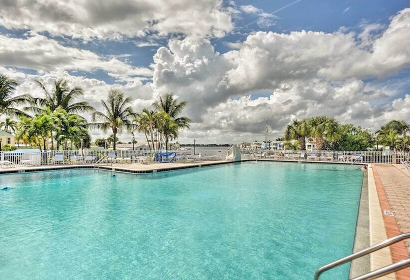 Waterfront Nettles Island Beach House: Pool Access