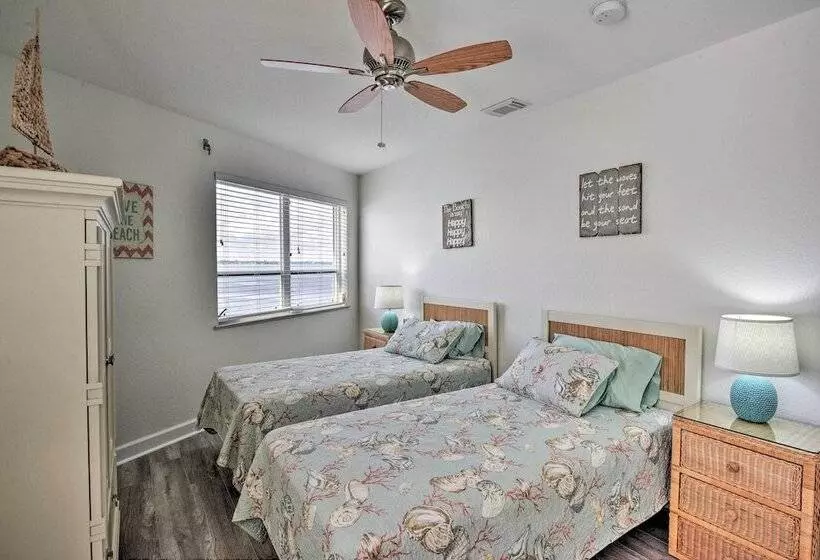 Waterfront Nettles Island Beach House: Pool Access