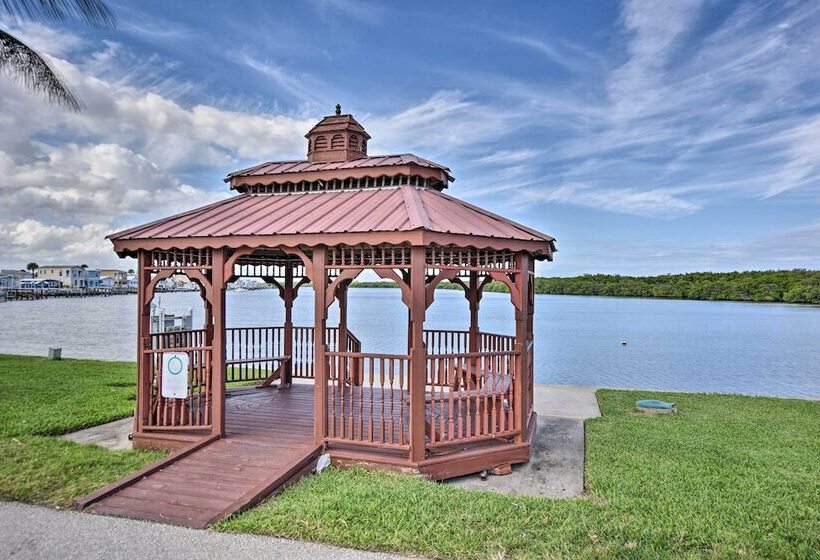 Waterfront Nettles Island Beach House: Pool Access