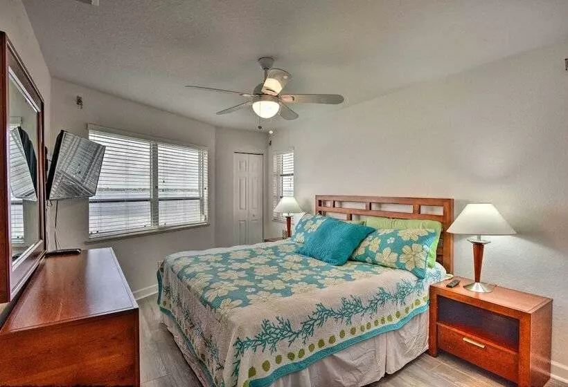 Waterfront Nettles Island Beach House: Pool Access