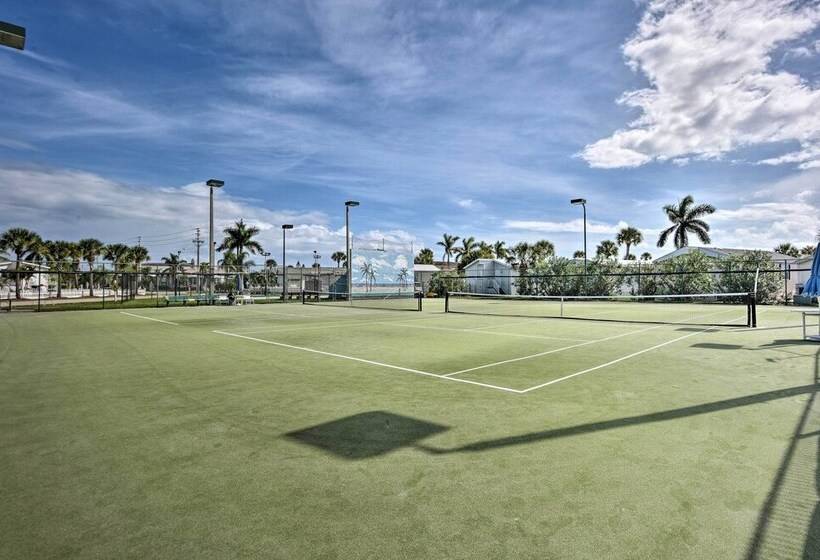 Waterfront Nettles Island Beach House: Pool Access