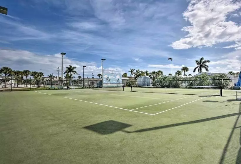 Waterfront Nettles Island Beach House: Pool Access