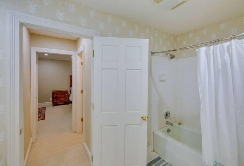 Pool, Hot Tub & Outdoor Theater: Franklin Retreat