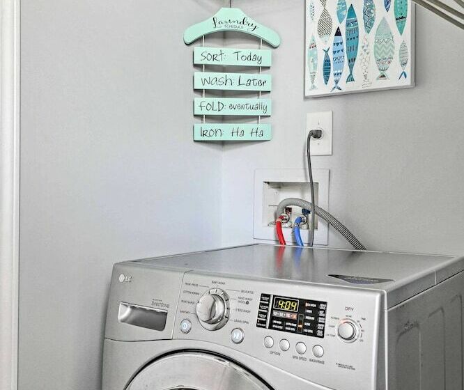 Beach Themed Retreat: 10 Mi To Downtown Charleston