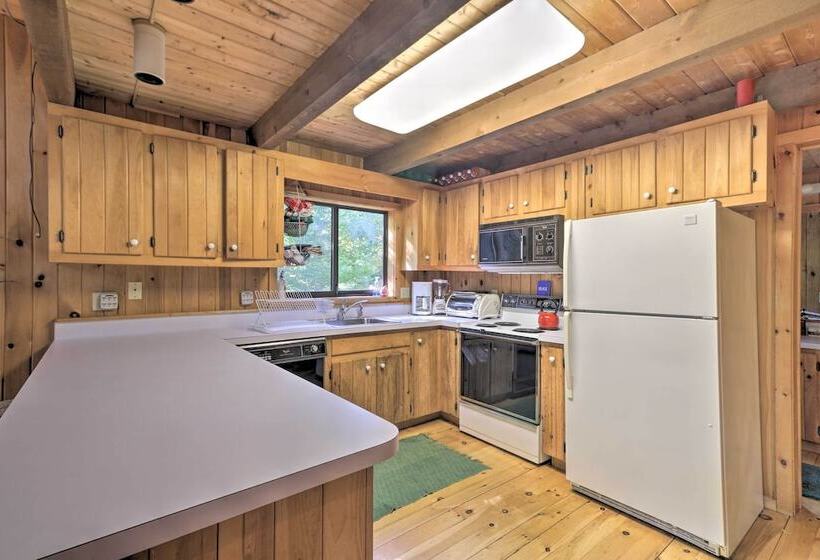 Cabin W/ 3 Acres, Tennis Courts: By 4 Ski Mtns