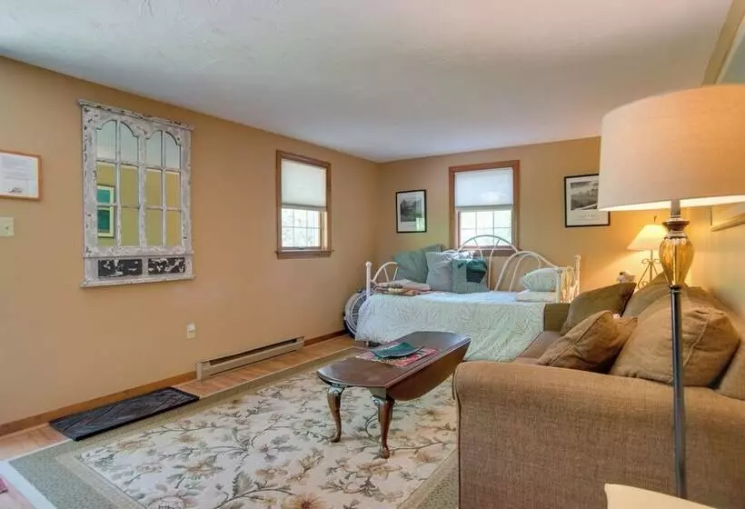 Charming Martha S Vineyard Home Near Beach & Town!