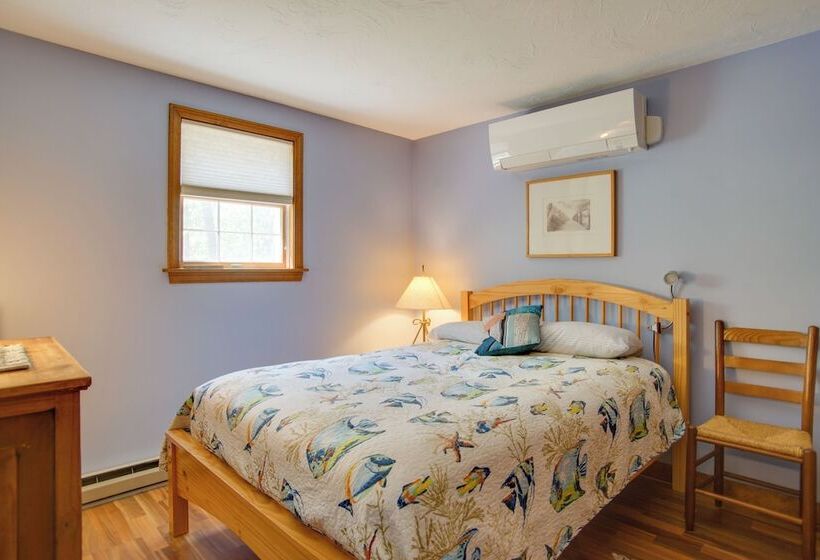 Charming Martha S Vineyard Home Near Beach & Town!