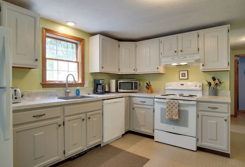 Charming Martha S Vineyard Home Near Beach & Town!