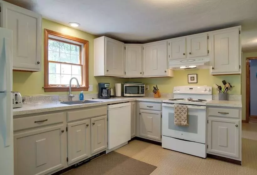 Charming Martha S Vineyard Home Near Beach & Town!