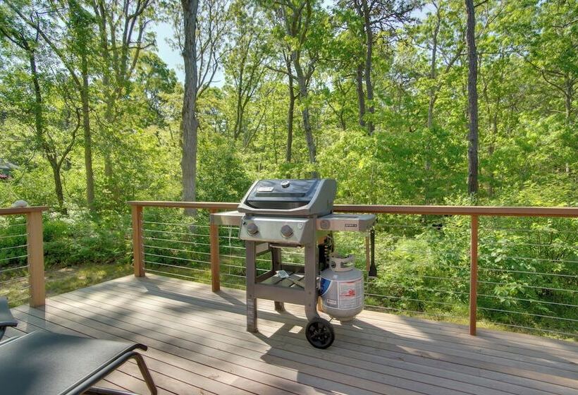 Charming Martha S Vineyard Home Near Beach & Town!