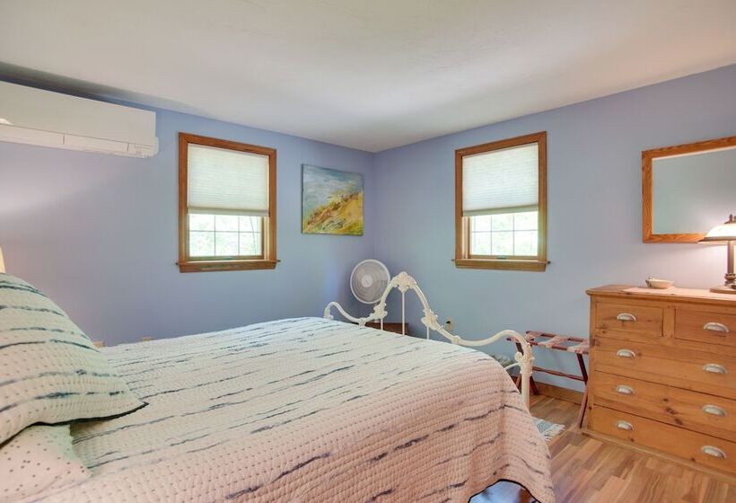 Charming Martha S Vineyard Home Near Beach & Town!