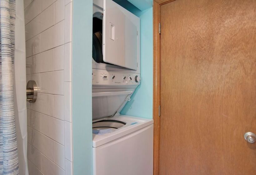 Charming Martha S Vineyard Home Near Beach & Town!