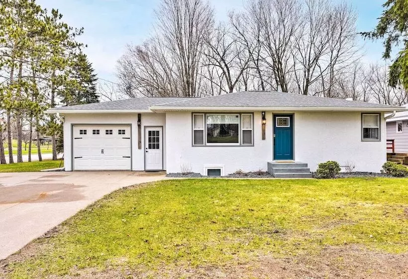 Walk To Lake Pepin: Charming Retreat W/ Deck