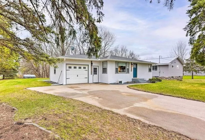 Walk To Lake Pepin: Charming Retreat W/ Deck